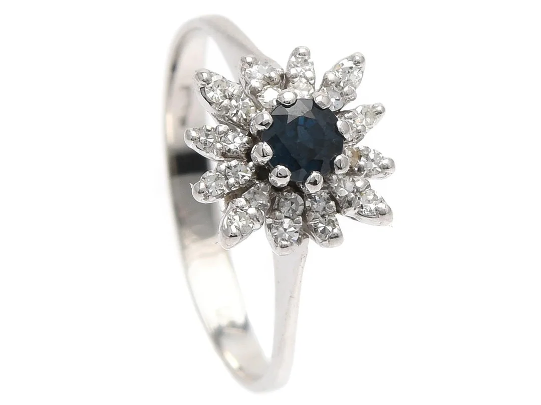 CARMOSÉRING, 18K vitguld, safir, 24 åttkantslipade diamanter ca 0,18 ctv, ca W-Cr/VS, stl 16 mm, vikt 2,3 g. — Smycken/Carmoséring — Kaplans