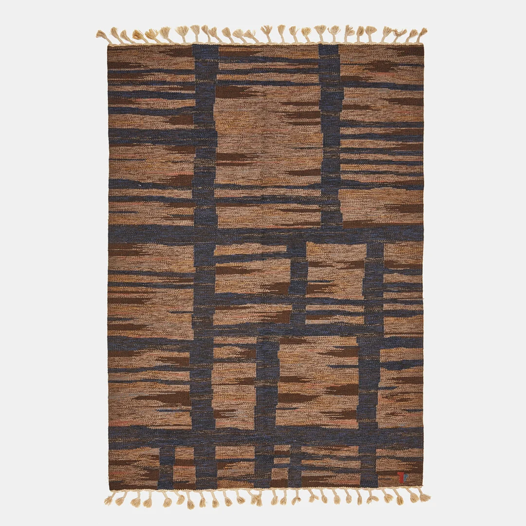 ERIK LUNDBERG. Matta, rölakan, Vävargården i Eringsboda, 1950-tal, geometrisk dekor i blått mot brunmelerad botten, 240 x 170 cm. — Carpets — Stockholms Auktionsverk Fine Art