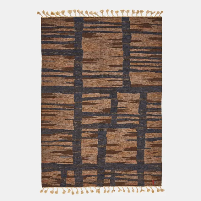 ERIK LUNDBERG. Matta, rölakan, Vävargården i Eringsboda, 1950-tal, geometrisk dekor i blått mot brunmelerad botten, 240 x 170 cm.