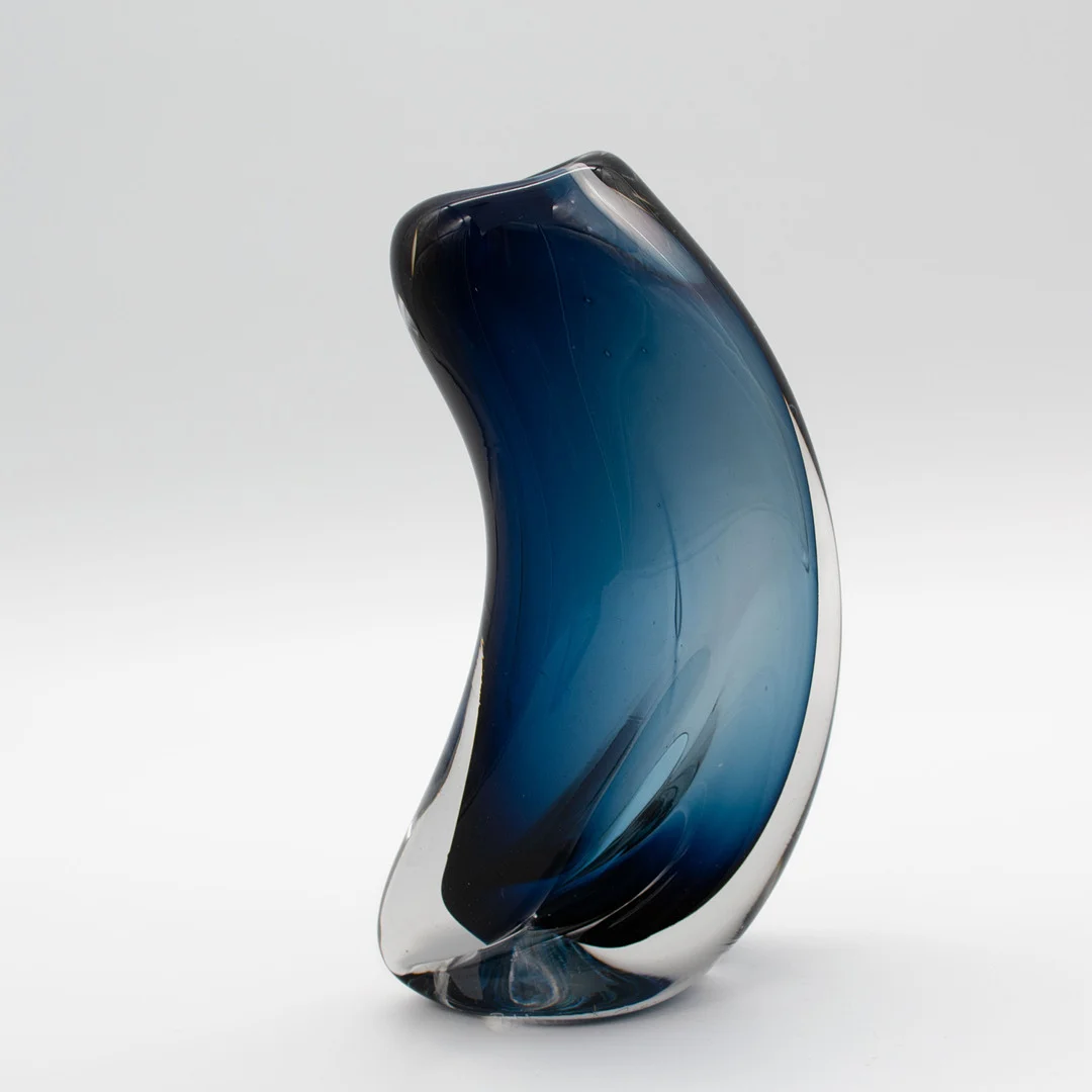 BLAUE DESIGNERVASE, SIGNIERT. — Art glass — Kunst- und Auktionshaus Kleinhenz