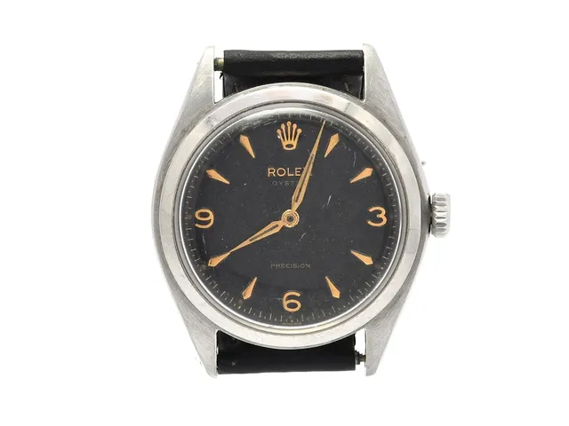 ROLEX, Oyster, Precision (Swiss), Ref nr. 6024, Serie nr. 866462, Cal 710, Verk nr. 69701, Boett nr. 6024, herrur, 36 mm, stål, manuell, plexiglas, saknar sekundvisare, skadad urtavla, defekt (går ej, akut servicebehov). bucklor bakboett, OBS: saknar 1 st. verkhållare, läderband, ca 1953.