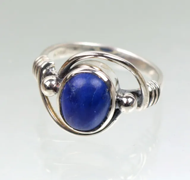 RING MIT LAPISLAZULI, IN SILBER 925.