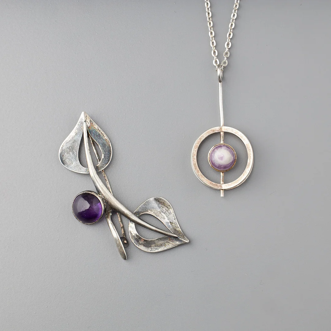 ELIS KAUPPI. HÄNGE OCH BROSCH, ametist, silver, Kupittaan Kulta, Åbo. — Jewellery Suites — Stockholms Auktionsverk Helsinki