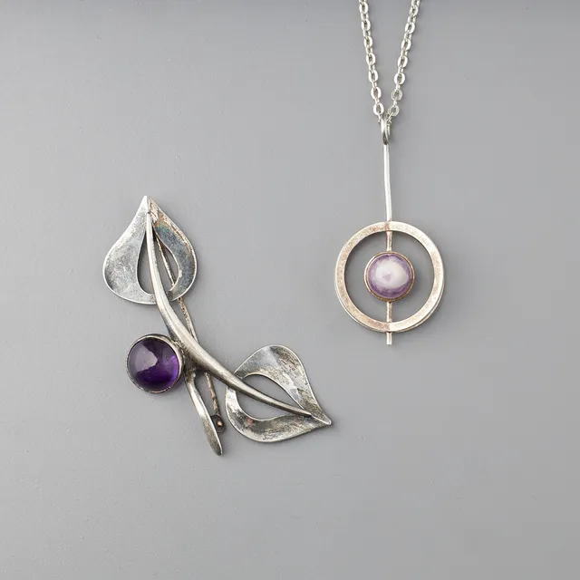 ELIS KAUPPI. HÄNGE OCH BROSCH, ametist, silver, Kupittaan Kulta, Åbo.