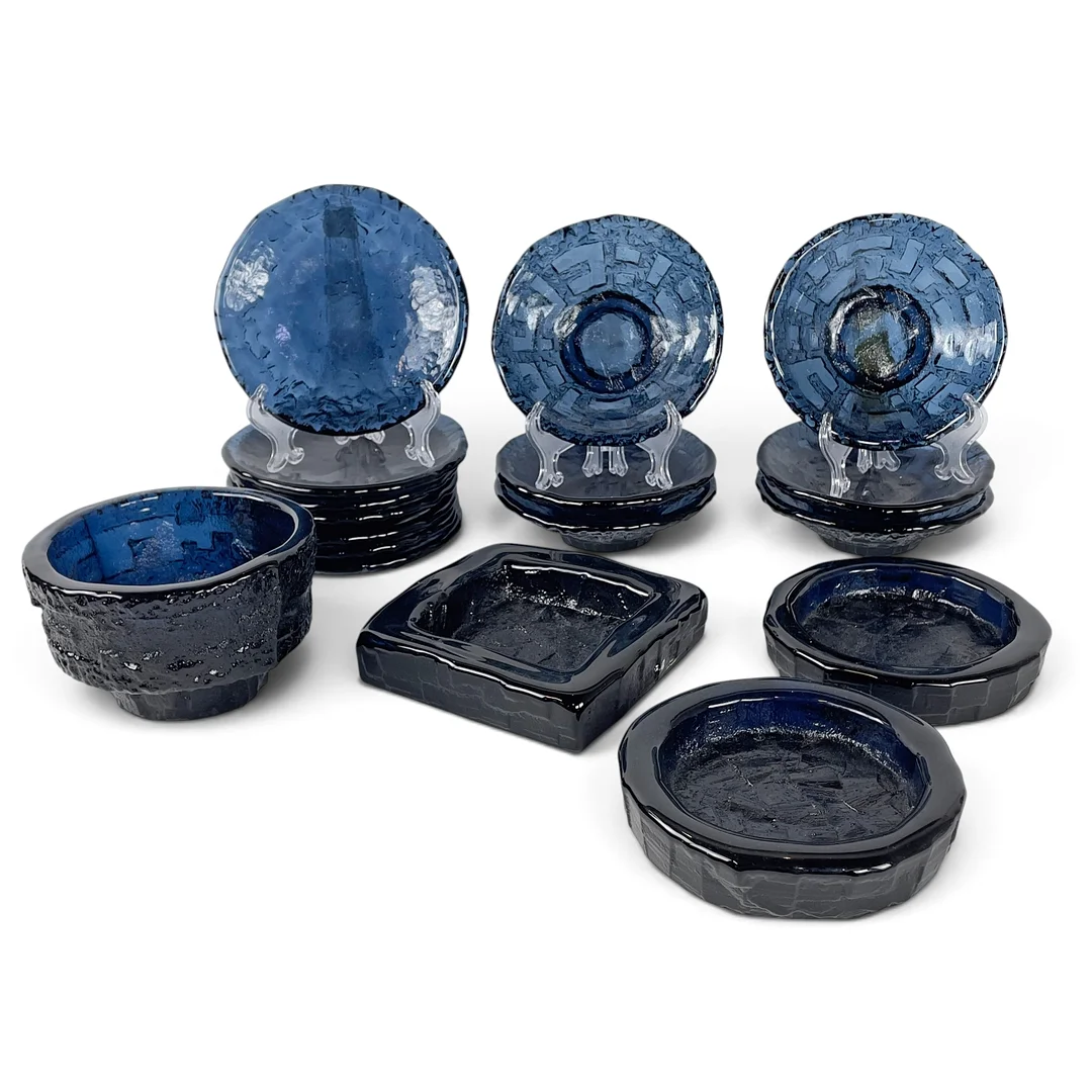 GÖTE AUGUSTSSON. Servisdelar, 17 st, "Rustik" Ruda Glasbruk. — Tableware — Roslagens Auktionsverk