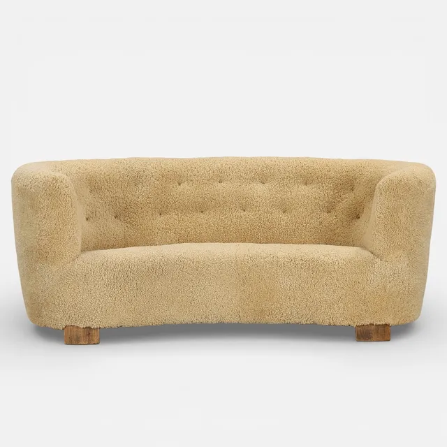 DANSK SNEDKERMESTER. Let buet fritstående sofa, ny polstret med honningfarvet lammeuld, 1930/1940'erne.