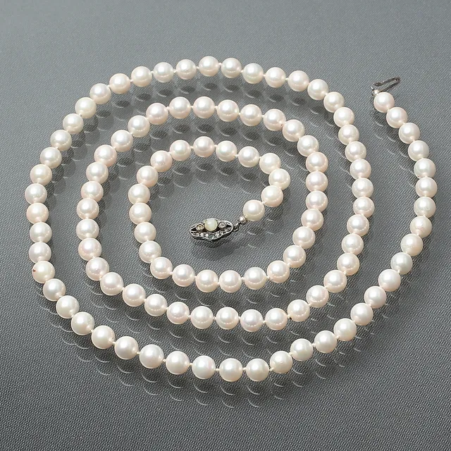 PÄRLCOLLIER, odlade pärlor ca 7 mm med silverlås.