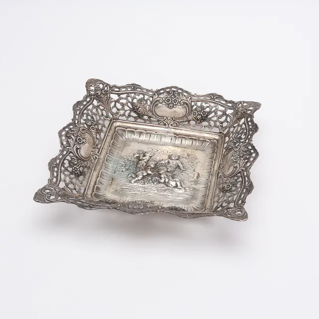 GENOMBRUTEN SKÅL, SILVER, TROLIGTVIS TYSKLAND, Ca. 269 G.