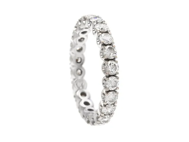 HELALLIANSRING, 18K vitguld, 22 briljantslipade diamanter ca 1,43 ctv, ca TW/VS, stl 16,25 mm, vikt 2,7 g, enstaka diamanter med skador och nagg.