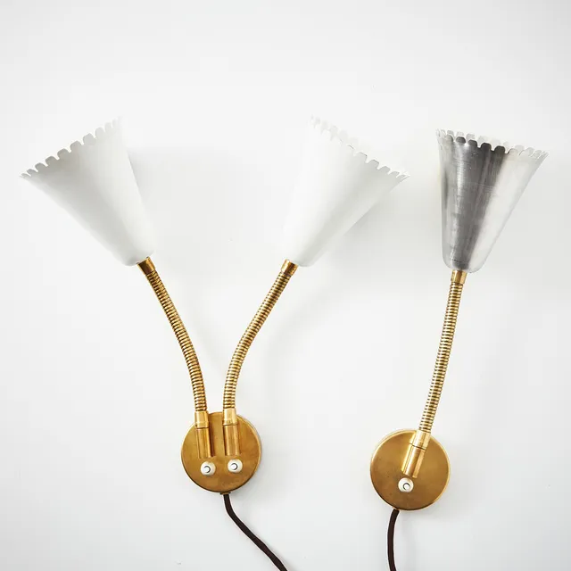 HARALD NOTINI. Vägglampor, ett par, Arvid Böhlmarks Lampfabrik, 1950-tal, Swedish Modern, modell 8661 och 8650, mässing med lackerade skärmar.