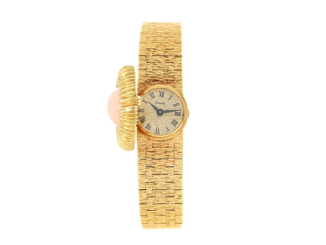PIAGET, damur med "lock", 23 mm, Cal 6N, Verk nr. 7002283, Serie nr. 189196, Boett nr. 3958 A 6/38, 18K guld, manuell, mineralglas, lock med rosa korall, integrerad originallänk, längd 167 mm, totalvikt 48,2 gram, ca 1975, box. — Klockor/Piaget — Kaplans