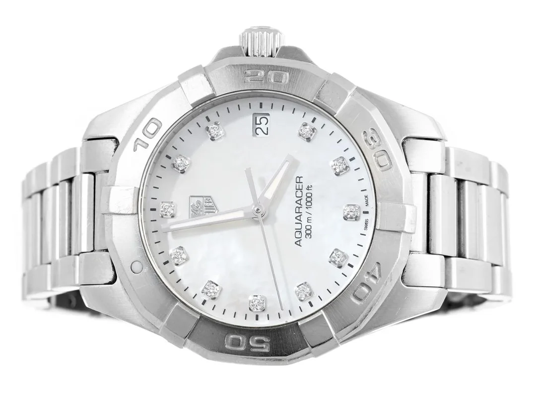 TAG HEUER, Aquaracer (300 m/1000 ft), Serie nr. RMY2757, Ref nr. WAY1313.BA0915, Boett nr. WAY1313, damur, 32 mm, stål, quartz, safirglas, datum, pärlemorurtavla med diamanter (11 st. 8/8), skadad urtavla, servicebehov (se urverksbild), originallänk, viklås, Ref nr. FAA-Y-C5, längd 160 mm, ca 2013. — Klockor/Tag Heuer — Kaplans