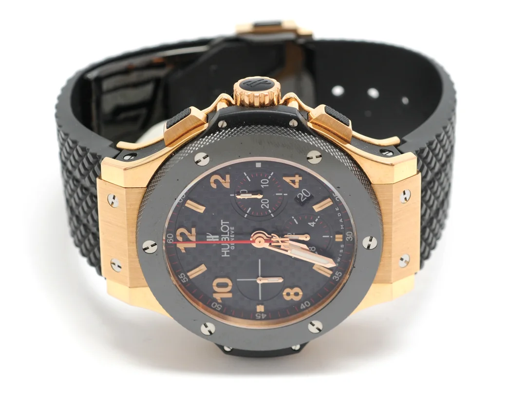 HUBLOT, Big Bang, Cal HUB 44 (ETA 7750), Ref nr. 301.PB.131.RX, Boett nr. 683964, kronograf, herrur, 44 mm, 18K rosa guld/ceramica/kevlar, automatisk, safirglas, datum, carbonurtavla, innerboett i titan, integrerat gummiband, viklås i svart pvd behandlat stål och 18K rosa guld, cert (ej komplett), ca 2007, box, ytterkartong. — Klockor/Hublot — Kaplans
