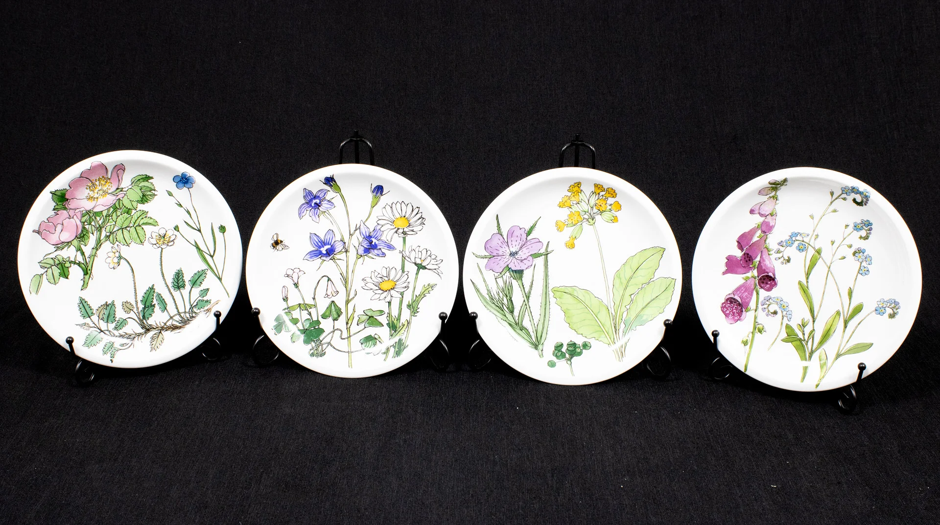 MARGUERITE WALFRIDSON. ASSIETTER 4 st, porslin, "Midsommar" Ikea 1970-tal. — Tableware — Auktionshuset STO Bohuslän