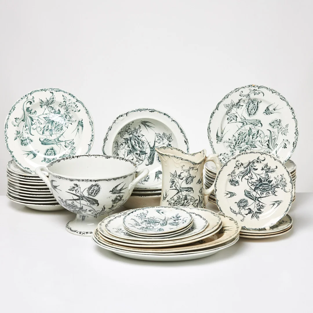 SERVISDELAR, 44 dlr, "Svala" Rörstrand, flintgods, 1900-talets början. — Tableware — Stockholms Auktionsverk Sickla