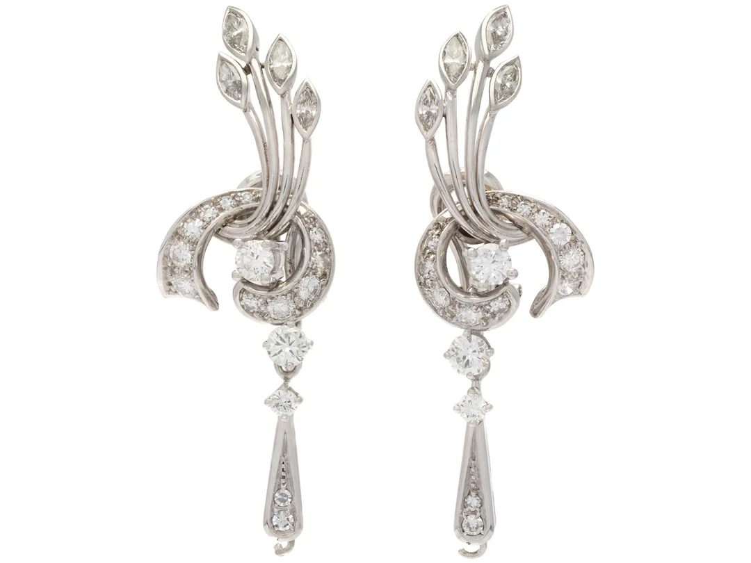ÖRHÄNGEN, 18K vitguld, navette-, briljant- och åttkantslipade diamanter ca 2,00 ctv, ca TW-TCr/VS-SI, höjd 4,5 cm, vikt 10,5 g, stift/clips. — Smycken/Örhängen — Kaplans