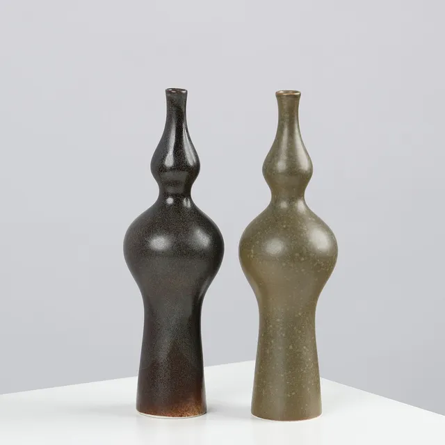 ANNIKKI HOVISAARI (1918-2004). Et par skulpturelle vaser i glaseret keramik, ARABIA, Finland, 1900-tallets anden halvdel (2).