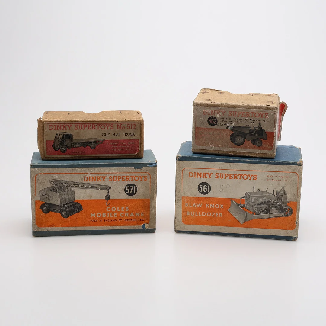 MODELLBILAR, 4 ST, MODELL 512, 562, 561 & 571, DINKY TOYS AV MECCANO. — Model cars — Crafoord Auktioner Lund