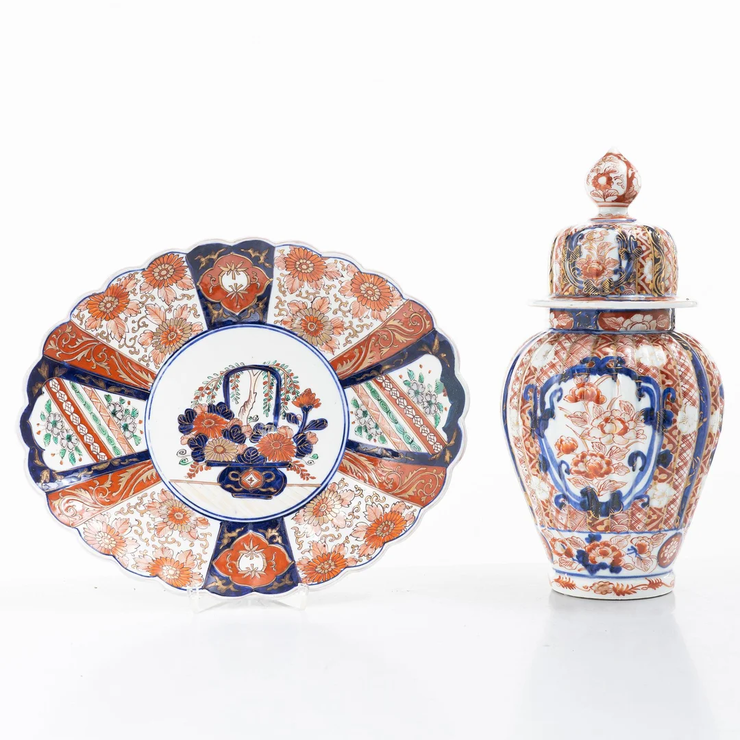 Fat och urna, porslin, Japan, Meiji (1868-1912). — Asiatisk keramik & konsthantverk/Keramik — Bukowskis