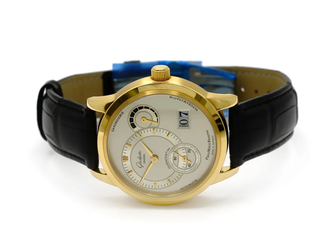 GLASHÜTTE, Original, PanoMatic Reserve, Cal 90-02, Serie nr. 00291, Ref nr. 90-03-01-01-04, Boett nr. 00247, herrur, 39 mm, 18K guld, automatisk, safirglas, stort datum, gångreservindikator, glasbaksida, läderband, viklås 18K guld, lupp, cert, december 2006, box, ytterkartong. — Klockor/Glashütte — Kaplans