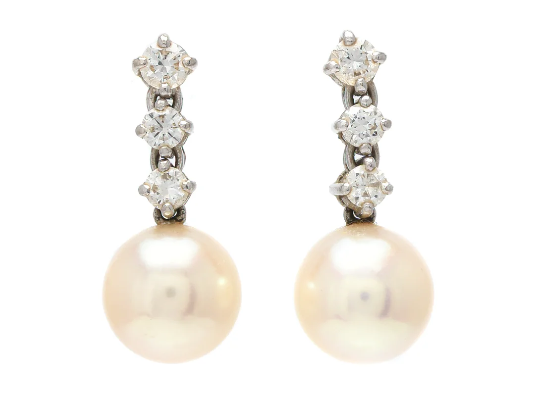PÄRLÖRHÄNGEN, 18K vitguld, 2 odlade pärlor ca 7,9 mm, 6 briljantslipade diamanter ca 0,36 ctv, ca TW(G)/VS, stift, vikt 3,3 g. — Smycken/Pärlörhängen — Kaplans