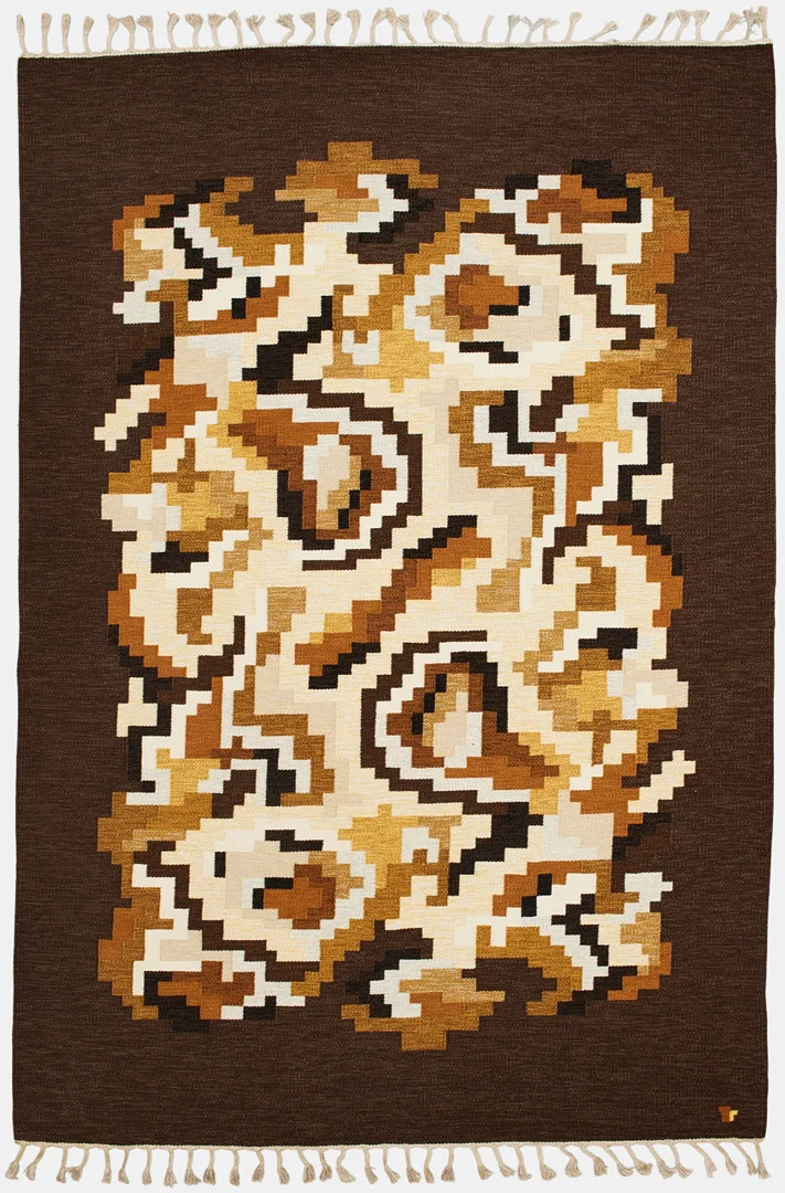 ERIK LUNDBERG. "Korall", matta, rölakan, Vävargården i Eringsboda, dekor i brunt och orange, 330 x. 225 cm. — European Carpets & Textiles — Stockholms Auktionsverk Fine Art