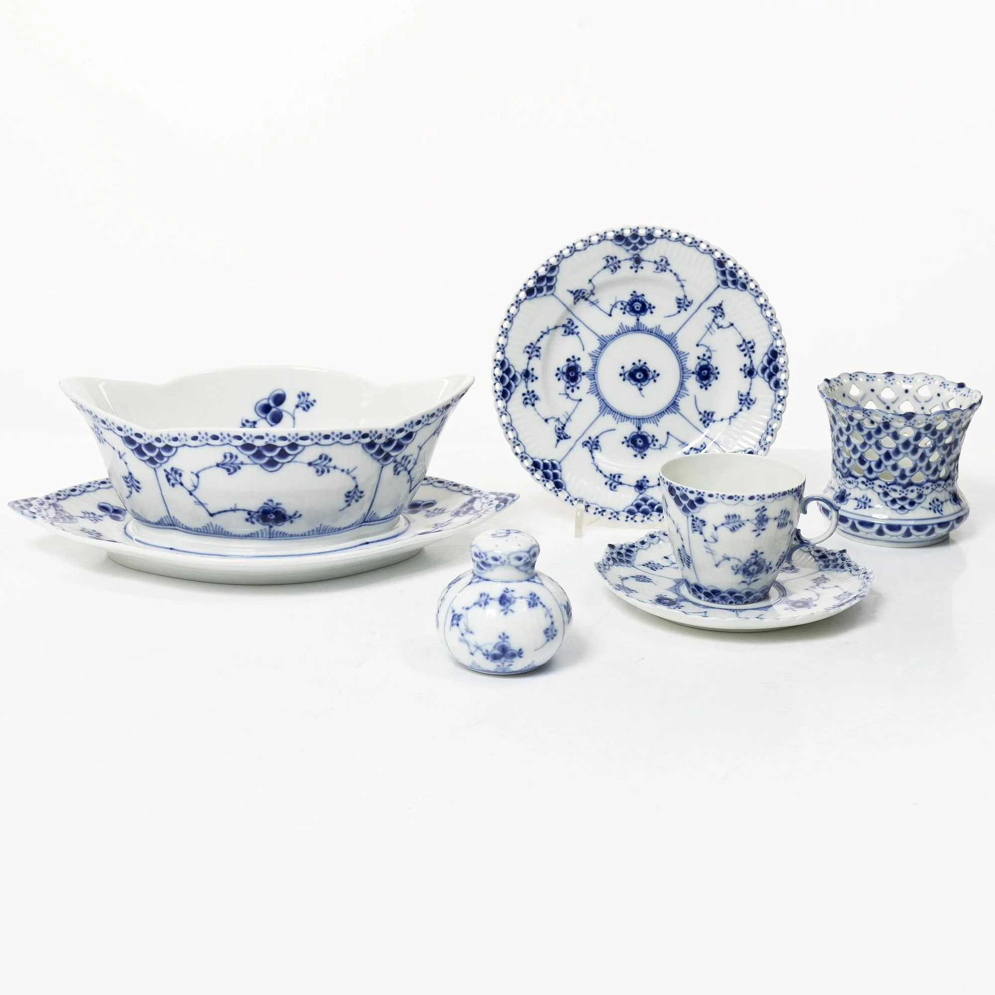 Royal Copenhagen, Servisdelar, 15 delar, porslin, "Musselmalet" halvblond respektive helblond, 1900-tal. — Keramik & Porslin/Skandinaviskt — Bukowskis