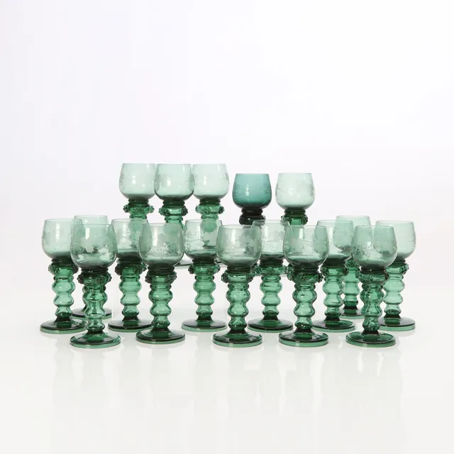 REMMARE, 17+6+1 ST. Grönt glas med slipad dekor. 1900-tal.
