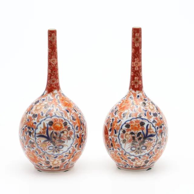 VASER, ett par, Japan, Meiji (1868–1912), dekor av blommor och bladverk i blåvit underglasyr, järnrött och förgyllning, imari.
