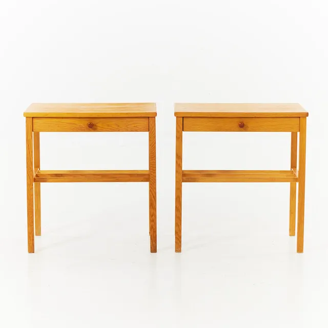 NATTYGSBORD/ SÄNGBORD, 1 par, 1960/70-tal, fanérade i ek, låda i sargen, svarvad dragknopp.
