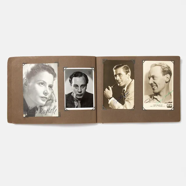 SIGNERADE FOTOGARFIER, i album, mestadels svenska skådespelare, 1940-tal.