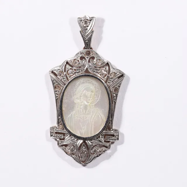 MEDALLA ART-DÉCO HACIA 1930-1940. Oro amarillo, platino, nácar y diamantes talla rosa.