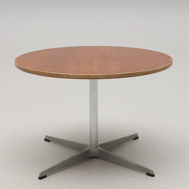 ARNE JACOBSEN. SOFFBORD, Fritz Hansen.
