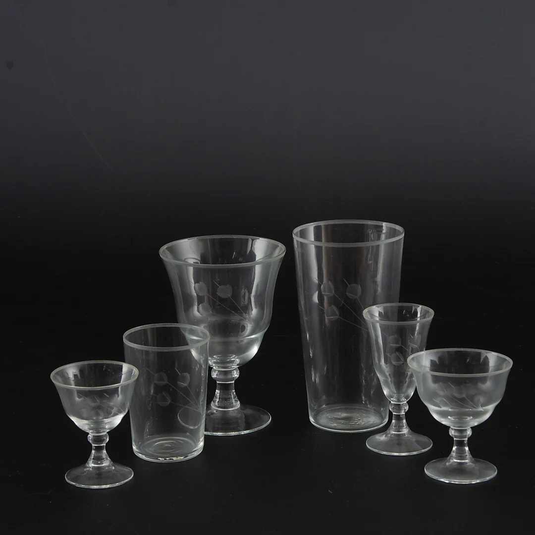 GLASSERVIS, 61 delar med etsad blomdekor, 1900-talets mitt. — Tableware — Helsingborgs Auktionskammare
