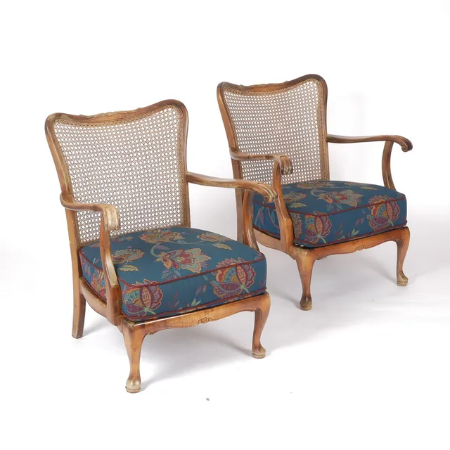 FÅTÖLJER, ett par, Chippendale-stil, 1930/40-tal.