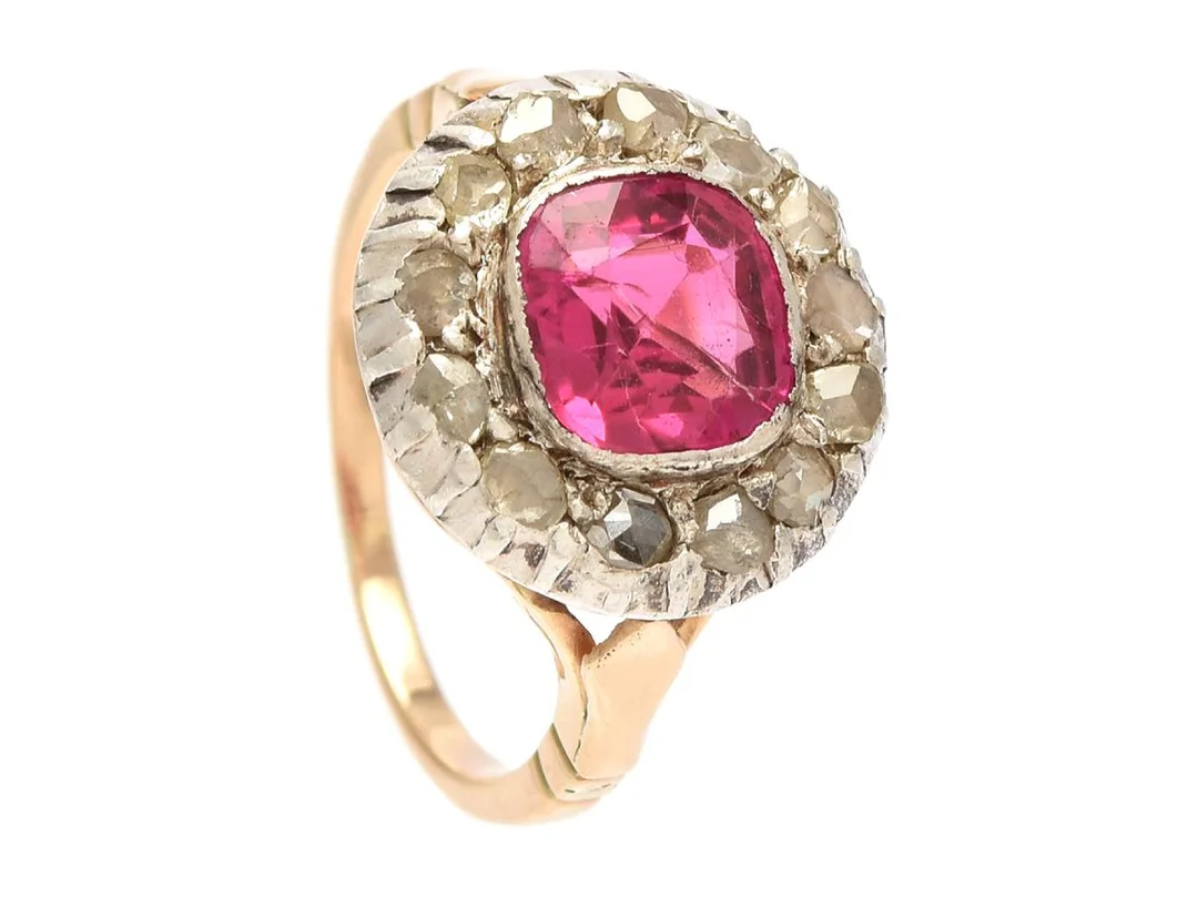 RING, 18K guld/silver, syntetisk rubin ca 7,5x7 mm, rosenslipade diamanter, stl 16 mm, vikt 4,8 g, rubinen har interna sprickbildningar, diamanter med nagg och skador.. — Smycken/Ring — Kaplans