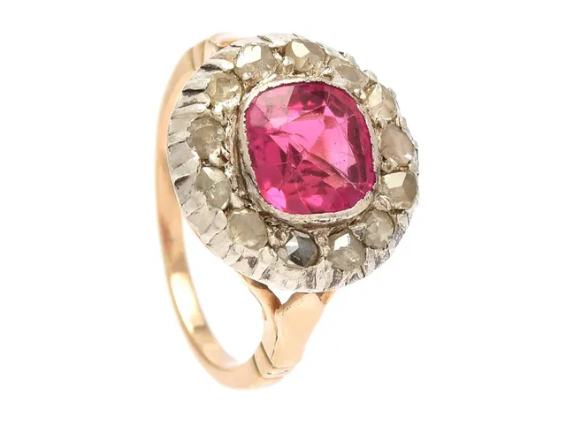 RING, 18K guld/silver, syntetisk rubin ca 7,5x7 mm, rosenslipade diamanter, stl 16 mm, vikt 4,8 g, rubinen har interna sprickbildningar, diamanter med nagg och skador..