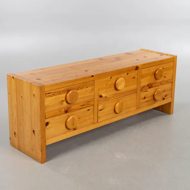 SIDEBOARD / BYRÅ, furu, möjligen Glasmäster i Markaryd, 1970-tal.