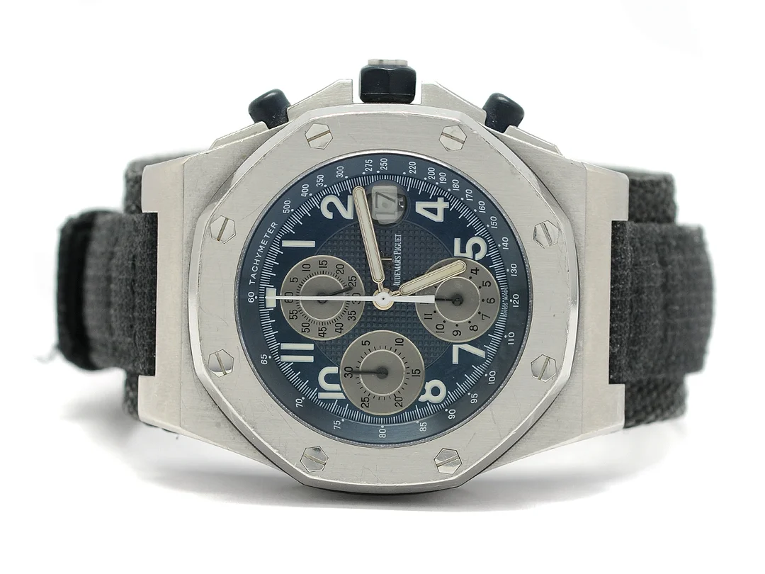 AUDEMARS PIGUET, Royal Oak OffShore, Cal 2226, Serie nr. 495679, Ref nr. 25770ST/O/0001KE/01, Boett nr. E54881-1571, kronograf, herrur, 42 mm, stål, automatisk, safirglas, datum, nylonband s.k. "End of day´s", cert, december 2001, box, ytterkartong. — Klockor/Audemars Piguet — Kaplans
