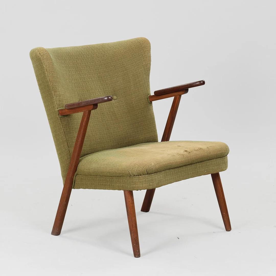 DANSK MØBELDESIGN. Lænestol med stel af teak, sæde og ryg betrukket med dybhæftet møbelstof, 1950/1960'erne. — Armchairs & Chairs — Palsgaard Kunstauktioner