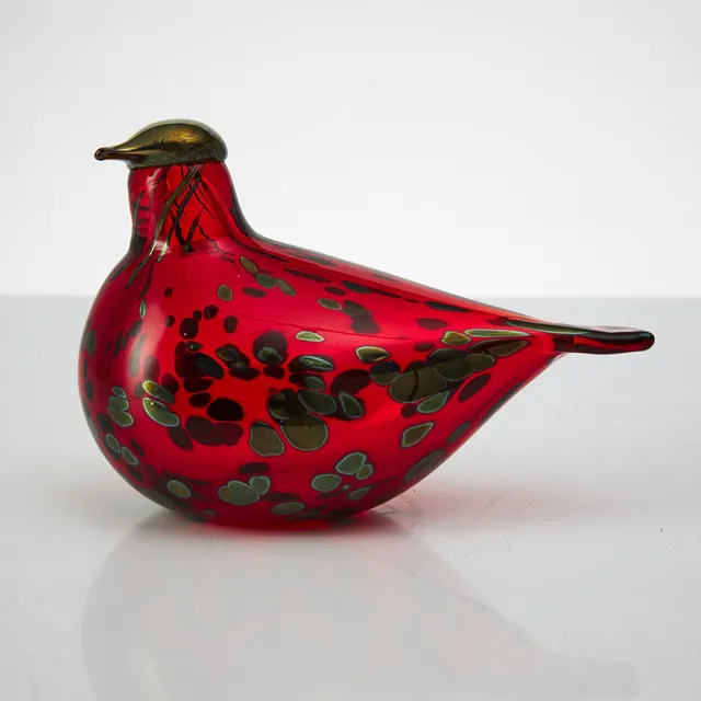 OIVA TOIKKA. Fågel, röd glasmassa med olikfärgade fläckar, Nuutajärvi, etikettmärkt iittala, Finland.