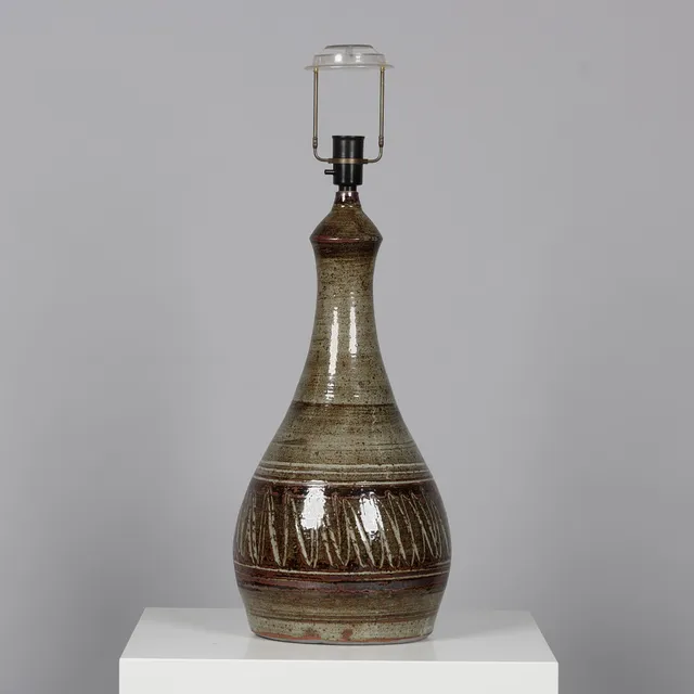 HELLE ALLPASS (1932-2000). TILSKREVET. Stor bordlampe i stentøj, dansk keramik, 1900-tallets anden halvdel.
