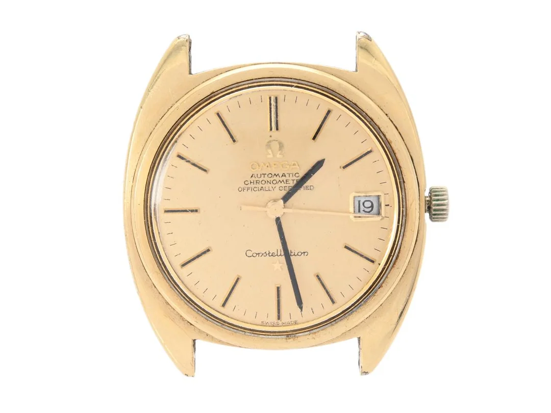OMEGA, Constellation "C", Chronometer, Cal 564, Serie nr. 26005553, Ref nr. CD 168.017, Boett nr. 168.017 SP (K.B), herrur, 35 mm, guld på stål, automatisk, plexiglas, datum, skadad urtavla, defekt (går ej, akut servicebehov), skadad krona/ställaxel, ca 1968. — Klockor/Omega — Kaplans