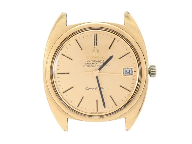 OMEGA, Constellation "C", Chronometer, Cal 564, Serie nr. 26005553, Ref nr. CD 168.017, Boett nr. 168.017 SP (K.B), herrur, 35 mm, guld på stål, automatisk, plexiglas, datum, skadad urtavla, defekt (går ej, akut servicebehov), skadad krona/ställaxel, ca 1968.