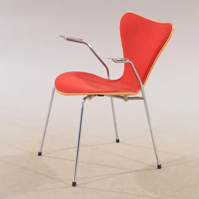 ARNE JACOBSEN. Karmstol, "Sjuan", Fritz Hansen.