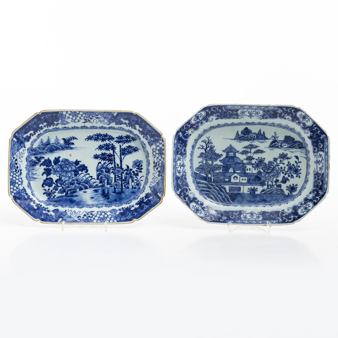 Stekfat, två stycken, porslin. Qingdynastin, Qianlong (1736-95). — Asiatisk keramik & konsthantverk/Keramik — Bukowskis