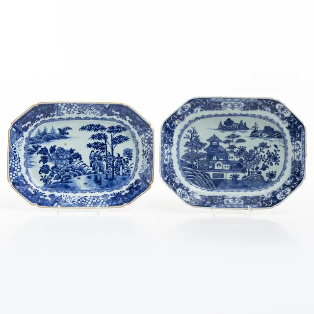 Stekfat, två stycken, porslin. Qingdynastin, Qianlong (1736-95).