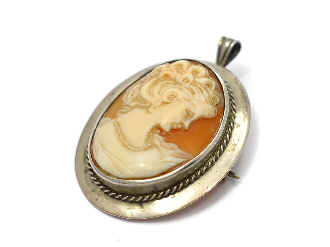 BROSCH/HÄNGE, silver, snäckskalscamé, Hallbergs Hovjuvelerare Köping 1952, ca 3,1x3,8 cm, vikt 8,3 g. — Smycken/Brosch — Kaplans