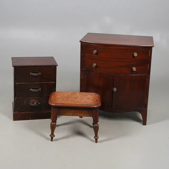 A MAHOGANY FAUX DRAWER FRONTED CUPBOARD, A SMALL CHEST OF DRAWERS AND A STOOL.