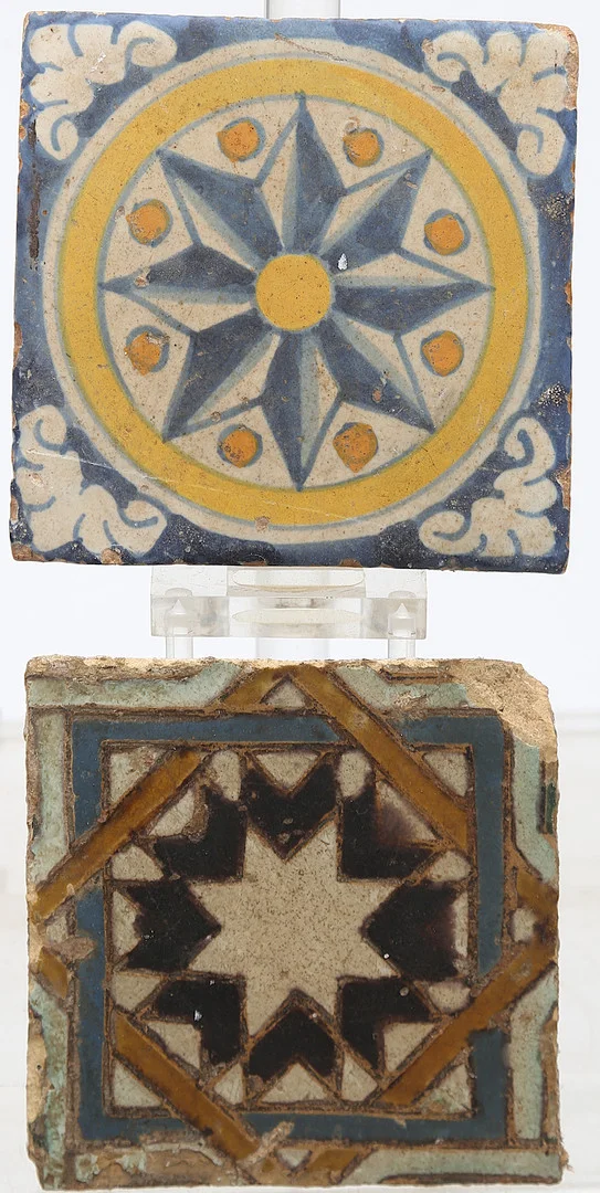 Two Spanish tiles, 16th and 17th centuries. — European — Balclis